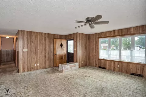 Living - 33 Jan Ave, Kankakee, IL 60901 photo 2 of 5