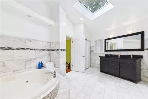 Bath - 3604 Meadow Ln, Glenview, IL 60025 photo 3 of 7