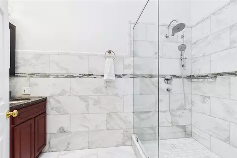 Bath - 3604 Meadow Ln, Glenview, IL 60025 photo 4 of 7