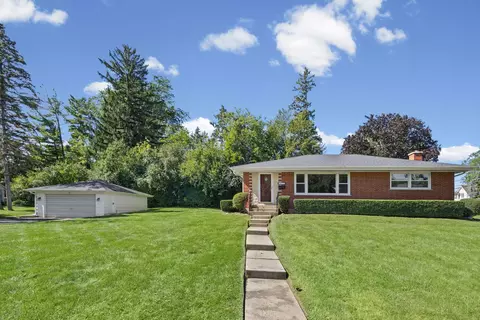 1010 Laursen Ct, Antioch, IL 60002