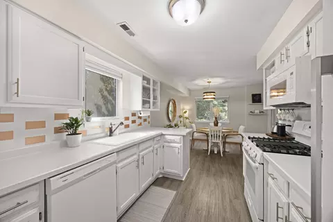 Kitchen - 328 Frontage Rd #1B, Willowbrook, IL 60527 photo 1 of 2