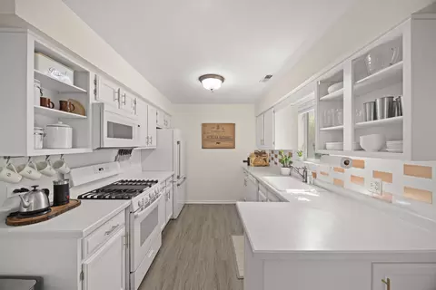 Kitchen - 328 Frontage Rd #1B, Willowbrook, IL 60527 photo 2 of 2