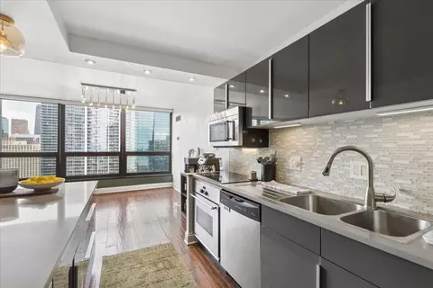 Kitchen - 360 E Randolph St #3205, Chicago, IL 60601 photo 3 of 4