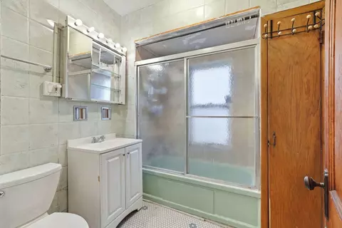 Bath - 6435 S Artesian Ave, Chicago, IL 60629 photo 1 of 3