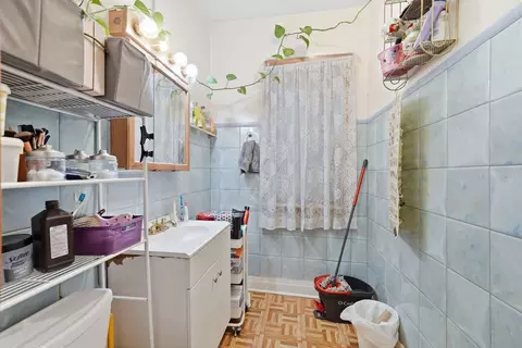 Bath - 6435 S Artesian Ave, Chicago, IL 60629 photo 2 of 3