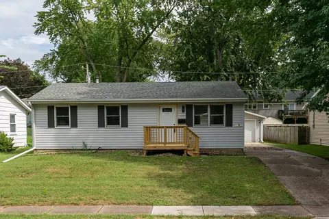 3323 Kimberly Downs Rd, Davenport, IA 52807