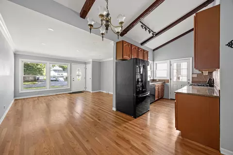 Living - 441 N 4th Ave #B, Des Plaines, IL 60016 photo 3 of 7