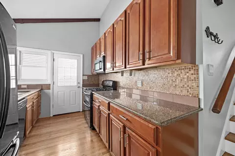 Kitchen - 441 N 4th Ave #B, Des Plaines, IL 60016 photo 2 of 2