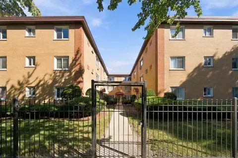 1626 W Greenleaf Ave #1E, Chicago, IL 60626