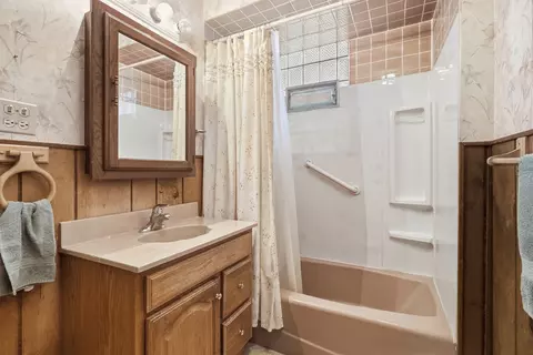 Bath - 3446 Florence Ave, Steger, IL 60475 photo 1 of 1