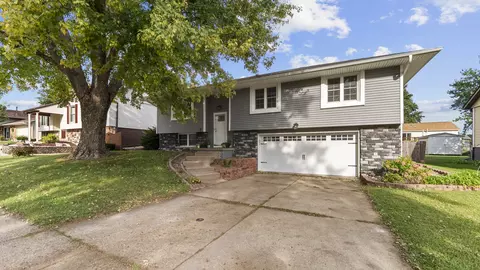 5807 Fillmore St, Davenport, IA 52806