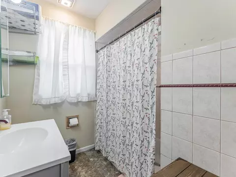 Bath - 1333 Willow Ave, Des Plaines, IL 60016 photo 1 of 6