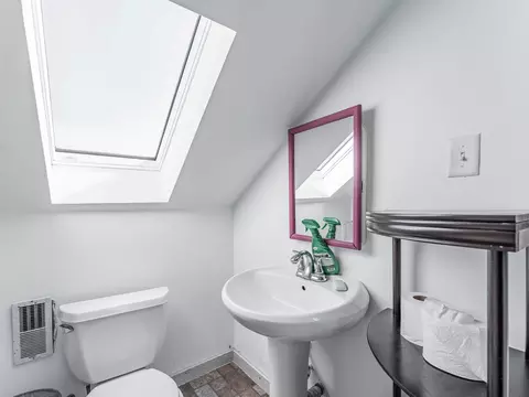Bath - 1333 Willow Ave, Des Plaines, IL 60016 photo 3 of 6