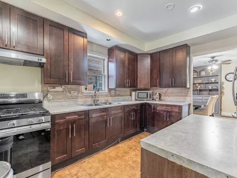Kitchen - 1333 Willow Ave, Des Plaines, IL 60016 photo 2 of 3