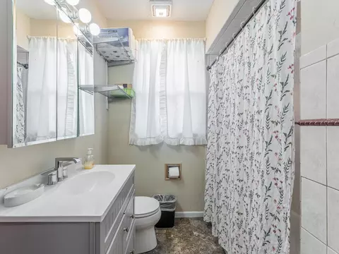 Bath - 1333 Willow Ave, Des Plaines, IL 60016 photo 2 of 6