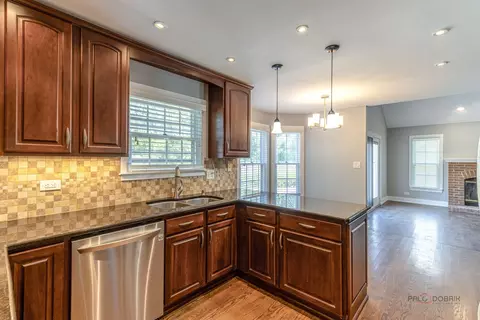 Kitchen - 984 Georgian Pl, Bartlett, IL 60103 photo 4 of 4