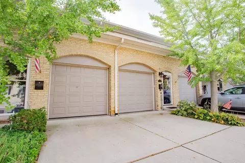 11 Rienzi Ln, Highwood, IL 60040