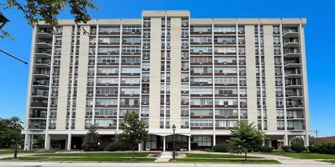 33 N Main St #2F, Lombard, IL 60148