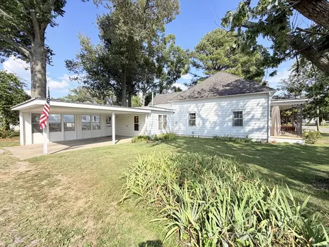 Exterior - 1300 Grant St, Eldorado, IL 62930 photo 3 of 10