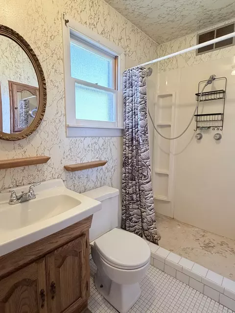 Bath - 1300 Grant St, Eldorado, IL 62930 photo 2 of 2