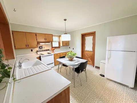 Kitchen - 1300 Grant St, Eldorado, IL 62930 photo 2 of 2