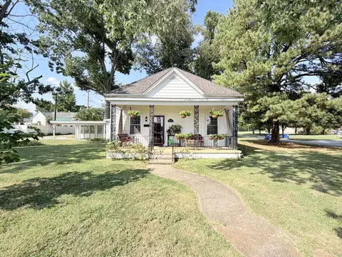 Exterior - 1300 Grant St, Eldorado, IL 62930 photo 2 of 10
