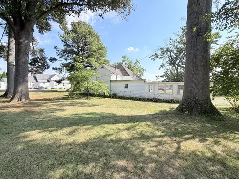 Exterior - 1300 Grant St, Eldorado, IL 62930 photo 4 of 10
