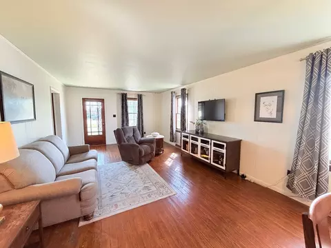 Living - 1300 Grant St, Eldorado, IL 62930 photo 1 of 3