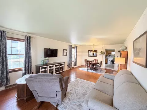 Living - 1300 Grant St, Eldorado, IL 62930 photo 3 of 3