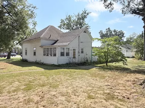 Exterior - 1300 Grant St, Eldorado, IL 62930 photo 5 of 10