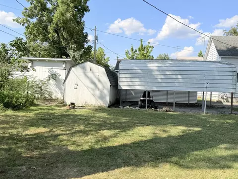 Exterior - 1300 Grant St, Eldorado, IL 62930 photo 8 of 10
