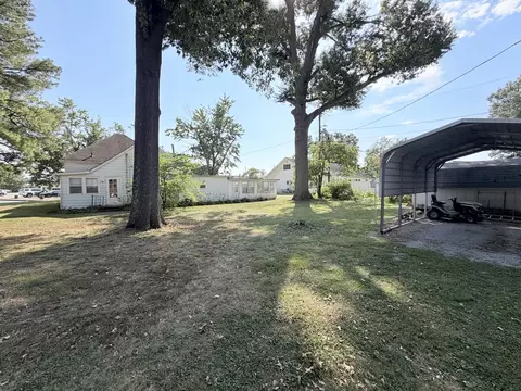 Exterior - 1300 Grant St, Eldorado, IL 62930 photo 7 of 10