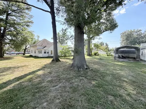 Exterior - 1300 Grant St, Eldorado, IL 62930 photo 6 of 10