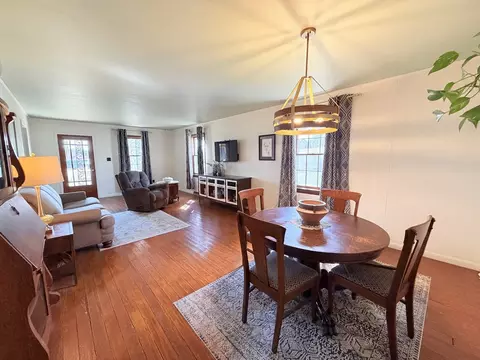 Dining - 1300 Grant St, Eldorado, IL 62930 photo 1 of 2