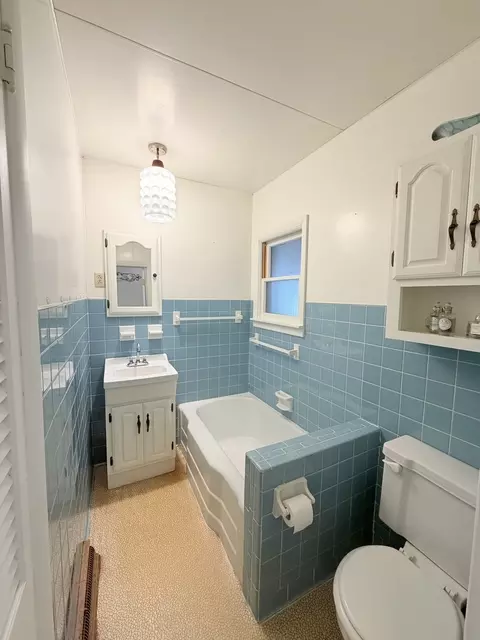 Bath - 1300 Grant St, Eldorado, IL 62930 photo 1 of 2