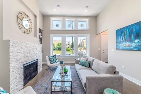 Living - 349 E 43rd St, Chicago, IL 60653 photo 4 of 6