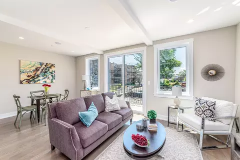 Living - 349 E 43rd St, Chicago, IL 60653 photo 2 of 6