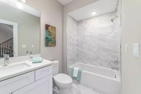 Bath - 349 E 43rd St, Chicago, IL 60653 photo 3 of 4