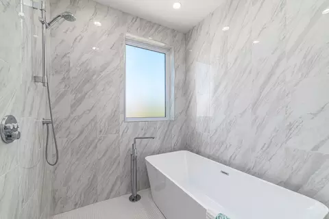 Bath - 349 E 43rd St, Chicago, IL 60653 photo 2 of 4