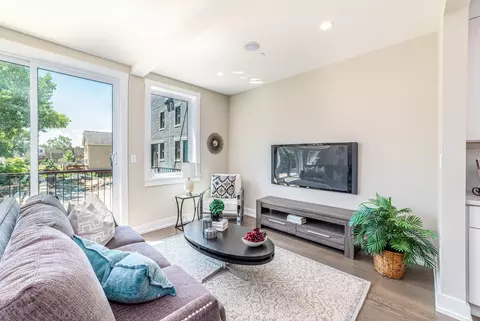 Living - 349 E 43rd St, Chicago, IL 60653 photo 1 of 6
