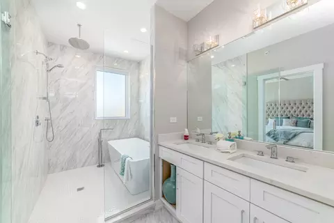 Bath - 349 E 43rd St, Chicago, IL 60653 photo 1 of 4