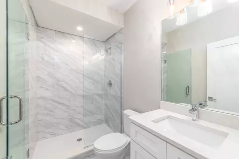 Bath - 349 E 43rd St, Chicago, IL 60653 photo 4 of 4