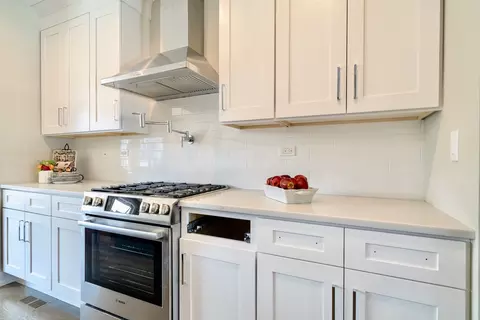 Kitchen - 349 E 43rd St, Chicago, IL 60653 photo 3 of 4