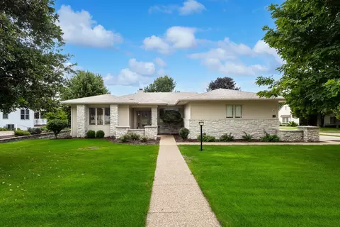 5349 Griffin Ln, Bettendorf, IA 52722