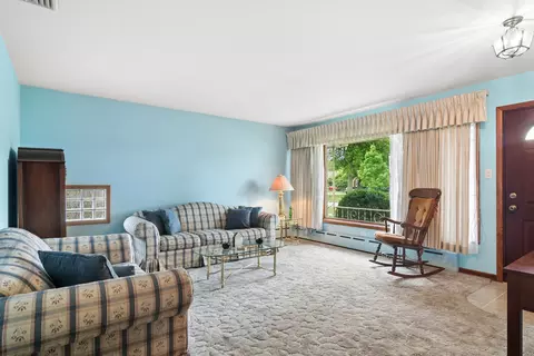 Living - 1315 Everett Ave, Des Plaines, IL 60018 photo 2 of 4