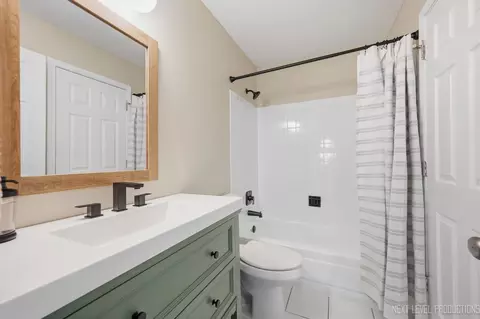 Bath - 1105 Appleton Ln, Geneva, IL 60134 photo 2 of 2