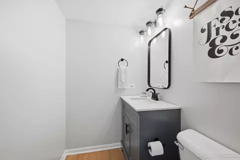 Bath - 1105 Appleton Ln, Geneva, IL 60134 photo 1 of 2
