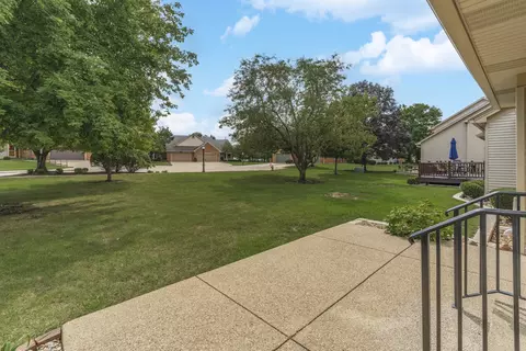 Exterior - 2 Spruce Ct, Bloomington, IL 61704 photo 2 of 4