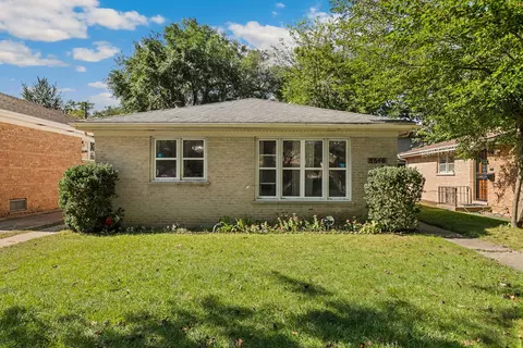 8646 Gross Point Rd, Skokie, IL 60077