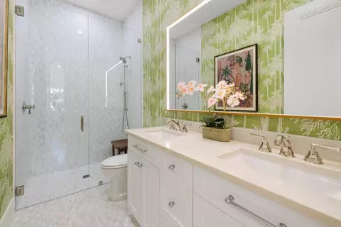 Bath - 757 Broad Ct S, Naples, FL 34102 photo 2 of 4